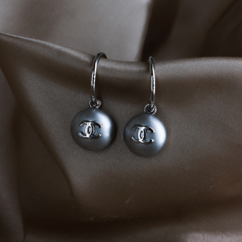CHANEL 1999年代珍珠雙C吊墜耳環 - Vintasy