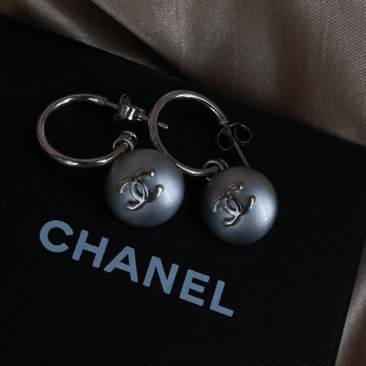 CHANEL 1999年代珍珠雙C吊墜耳環 - Vintasy