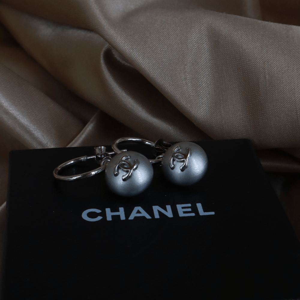 CHANEL 1999年代珍珠雙C吊墜耳環 - Vintasy