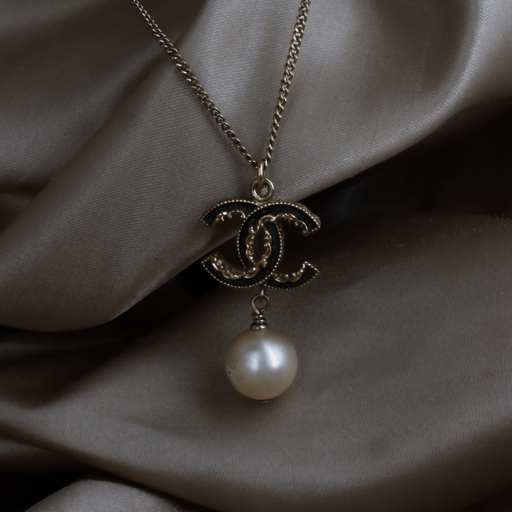 CHANEL B14V 黑色琺瑯CC標誌珍珠垂吊頸鏈|2014年款|附原盒 - Vintasy