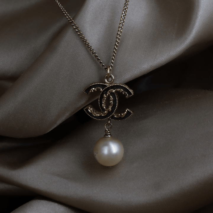 CHANEL B14V 黑色琺瑯CC標誌珍珠垂吊頸鏈|2014年款|附原盒 - Vintasy