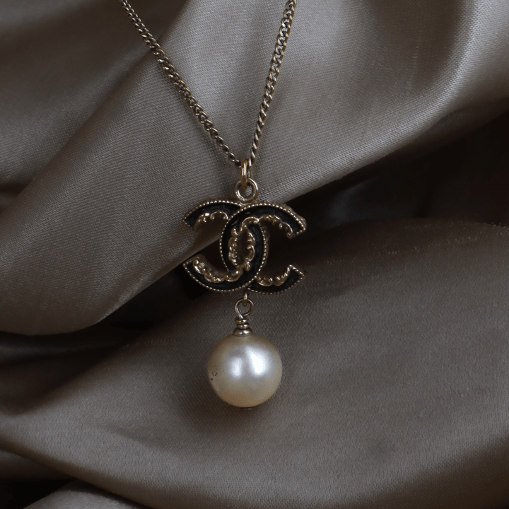 CHANEL B14V 黑色琺瑯CC標誌珍珠垂吊頸鏈|2014年款|附原盒 - Vintasy