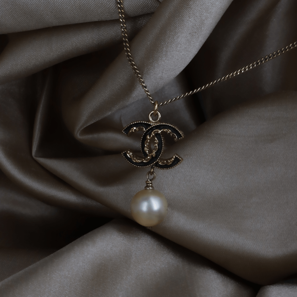 CHANEL B14V 黑色琺瑯CC標誌珍珠垂吊頸鏈|2014年款|附原盒 - Vintasy