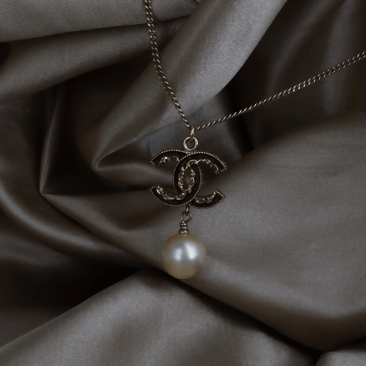 CHANEL B14V 黑色琺瑯CC標誌珍珠垂吊頸鏈|2014年款|附原盒 - Vintasy