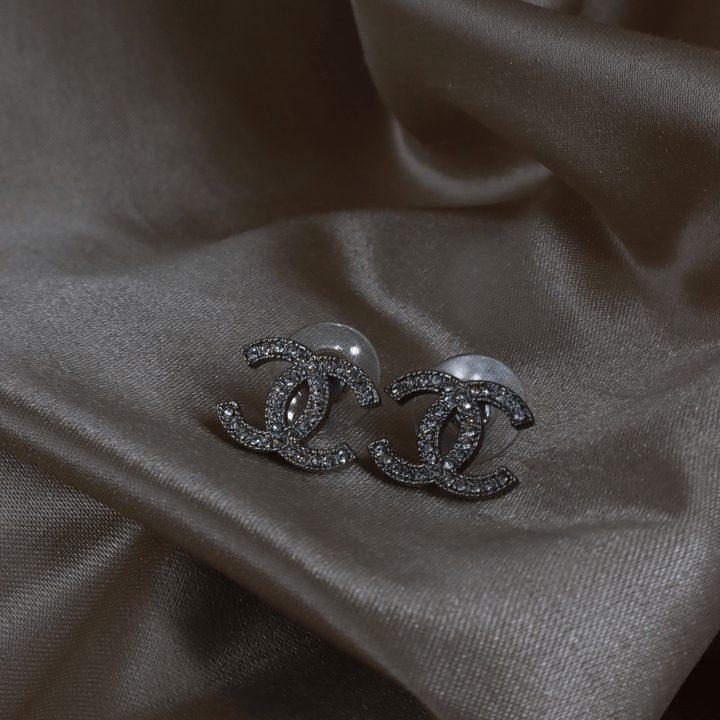 CHANEL 經典銀色水晶雙C耳釘 | 2015年 - Vintasy