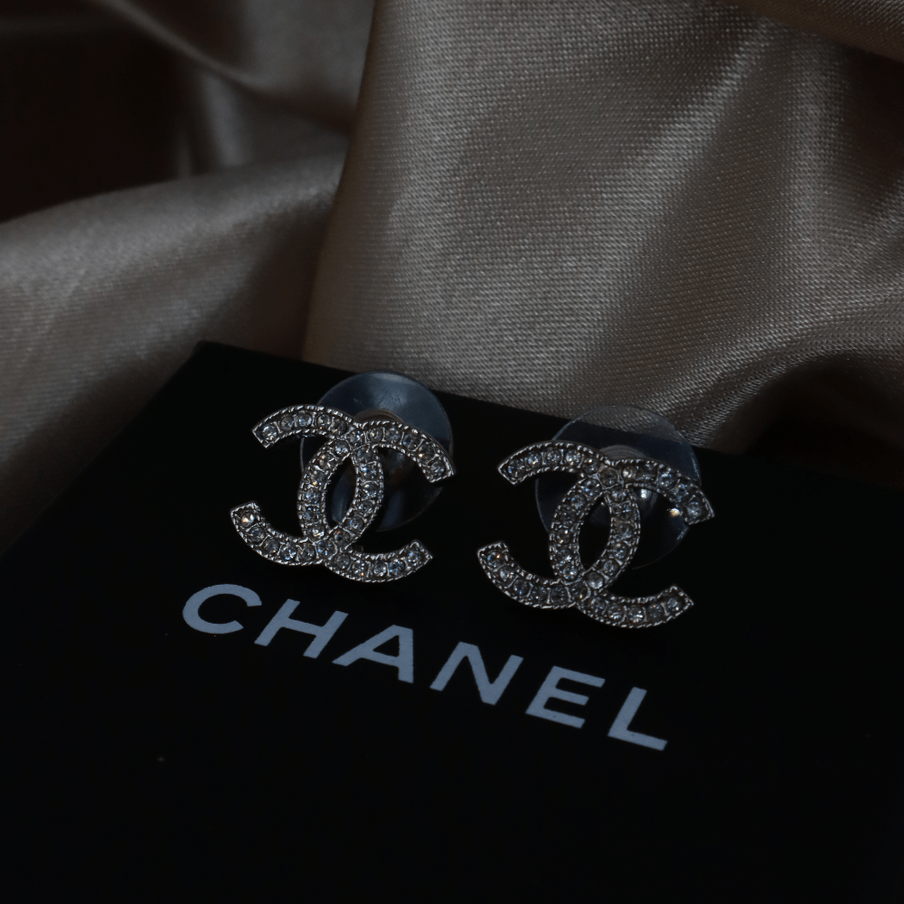 CHANEL 經典銀色水晶雙C耳釘 | 2015年 - Vintasy