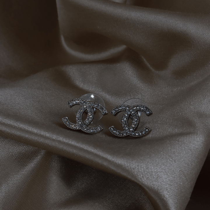 CHANEL 經典銀色水晶雙C耳釘 | 2015年 - Vintasy