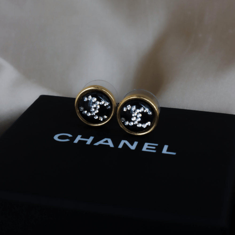 CHANEL 簡約COCO雙C耳針| 附原盒未使用 - Vintasy