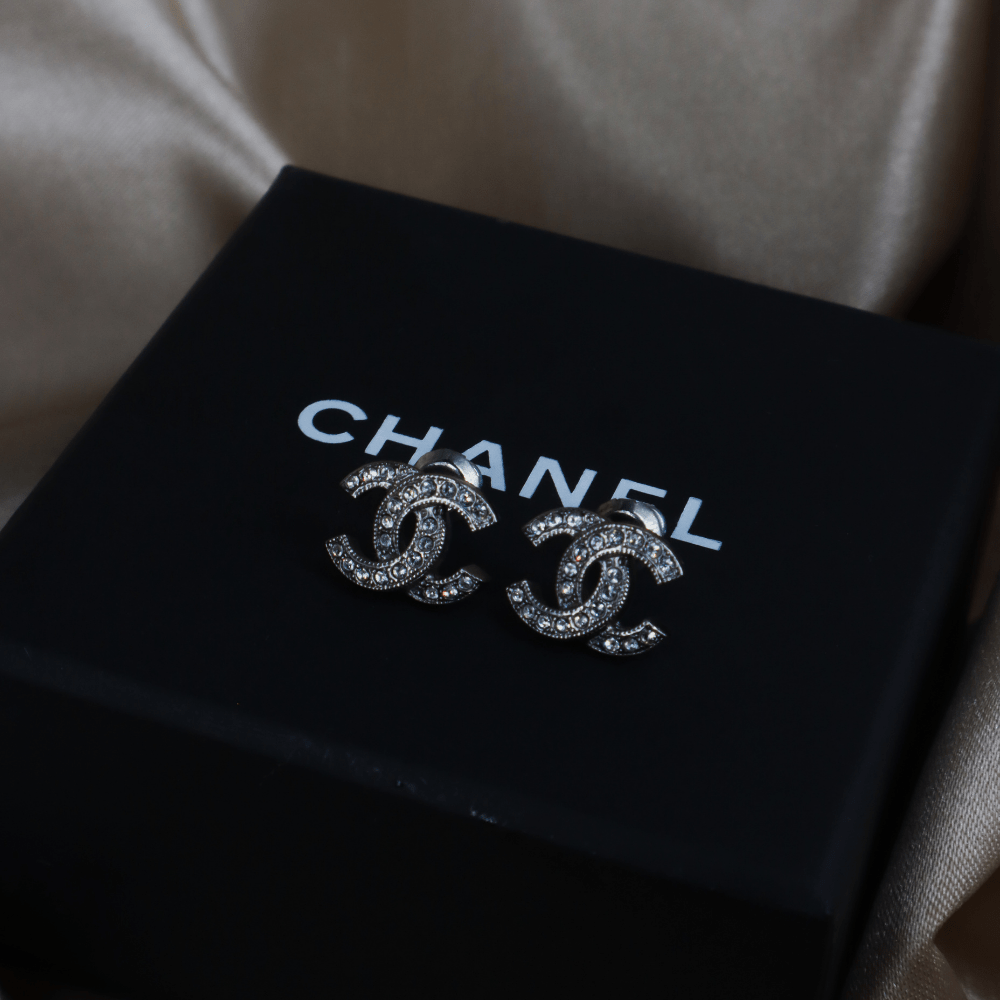 CHANEL COCO雙C水鑽耳針 - Vintasy