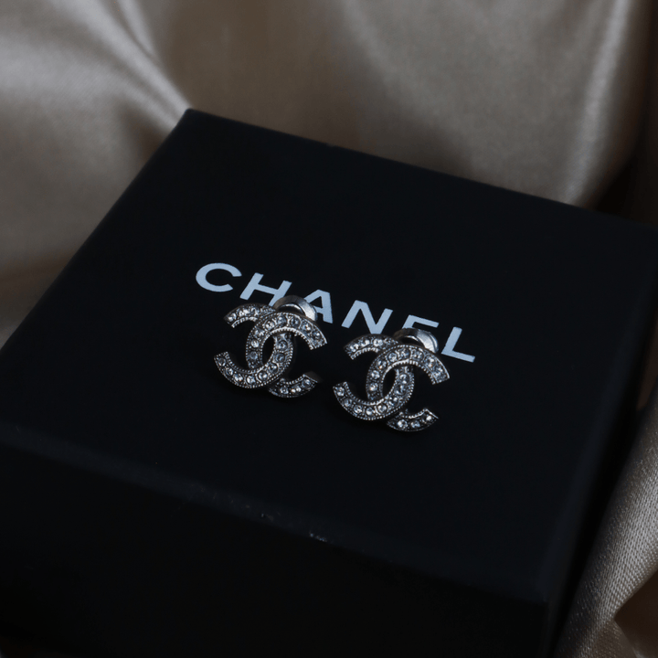 CHANEL COCO雙C水鑽耳針 - Vintasy