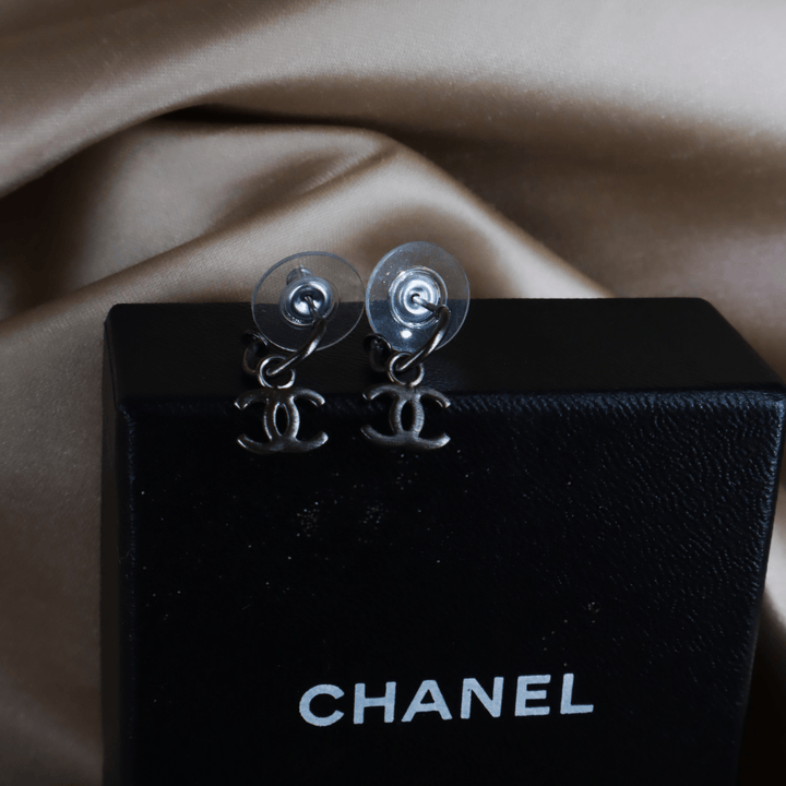CHANEL 簡約COCO吊墜耳環 - Vintasy
