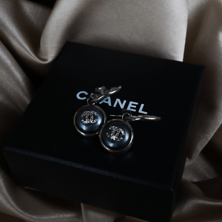 CHANEL 藍黑珍珠雙C吊墜耳環 - Vintasy