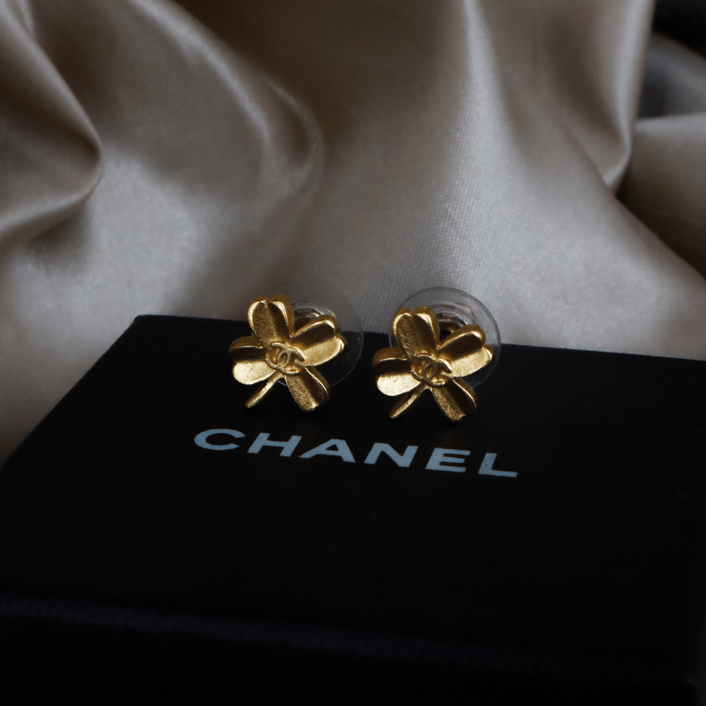 CHANEL LOGO COCO 四葉草耳環 | 2005年款 - Vintasy