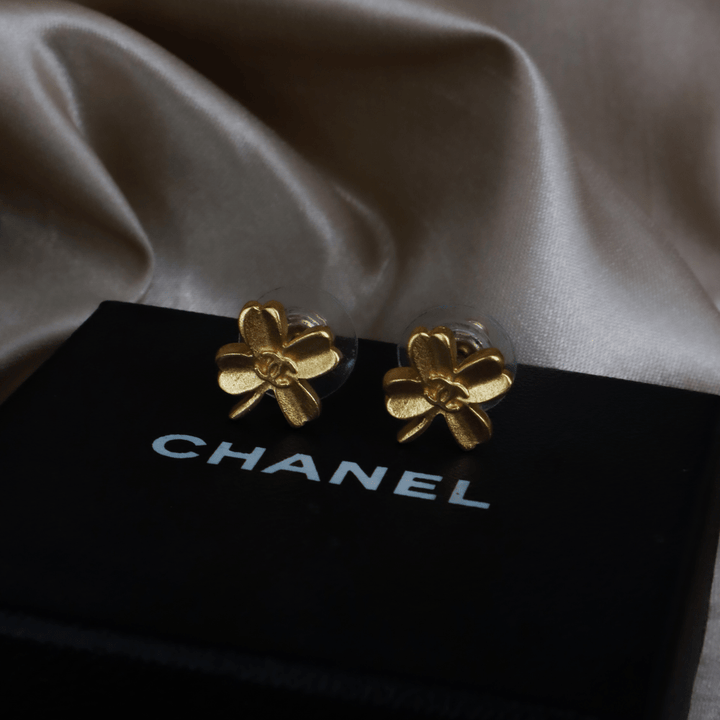 CHANEL LOGO COCO 四葉草耳環 | 2005年款 - Vintasy