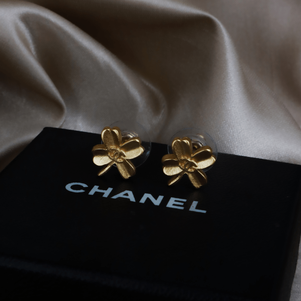 CHANEL LOGO COCO 四葉草耳環 | 2005年款 - Vintasy