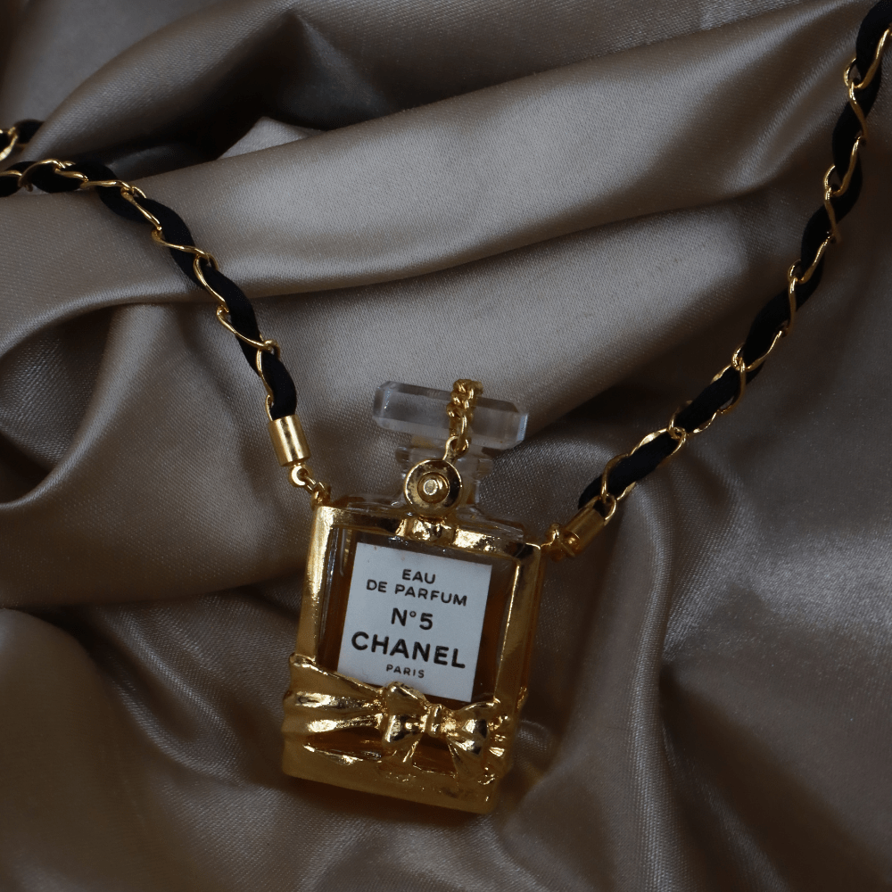 Chanel N°5 香水瓶造型金色吊墜頸鏈 | 稀品金色珍品 附兩款香水! - Vintasy
