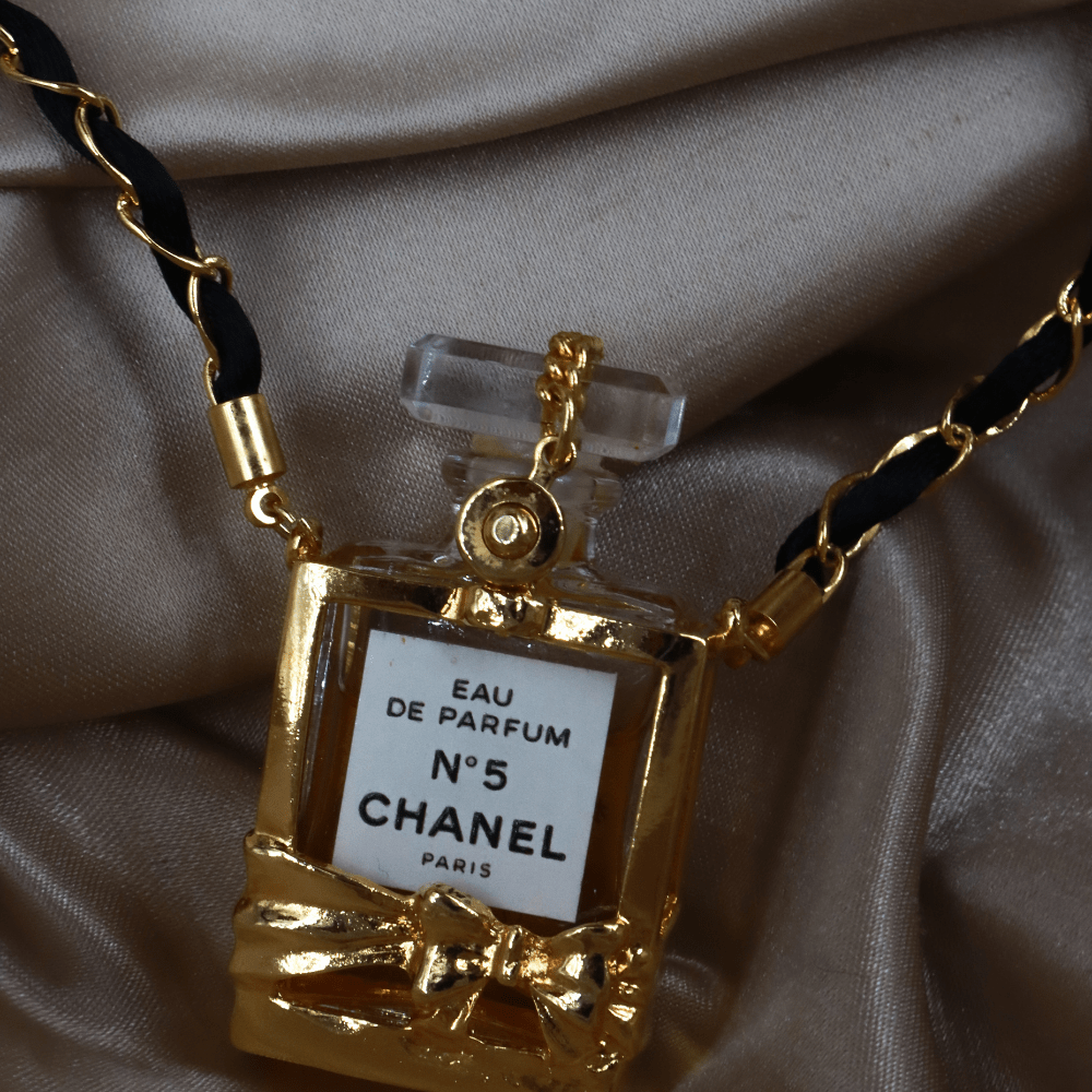 Chanel N°5 香水瓶造型金色吊墜頸鏈 | 稀品金色珍品 附兩款香水! - Vintasy