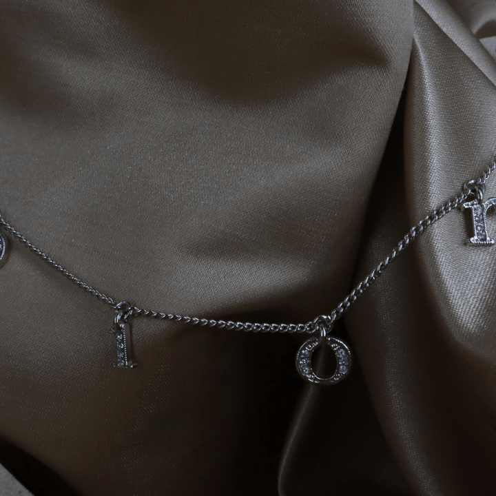 CHRISTIAN DIOR 閃石字母標誌銀鎖骨項鏈|2000年款 - Vintasy手鏈