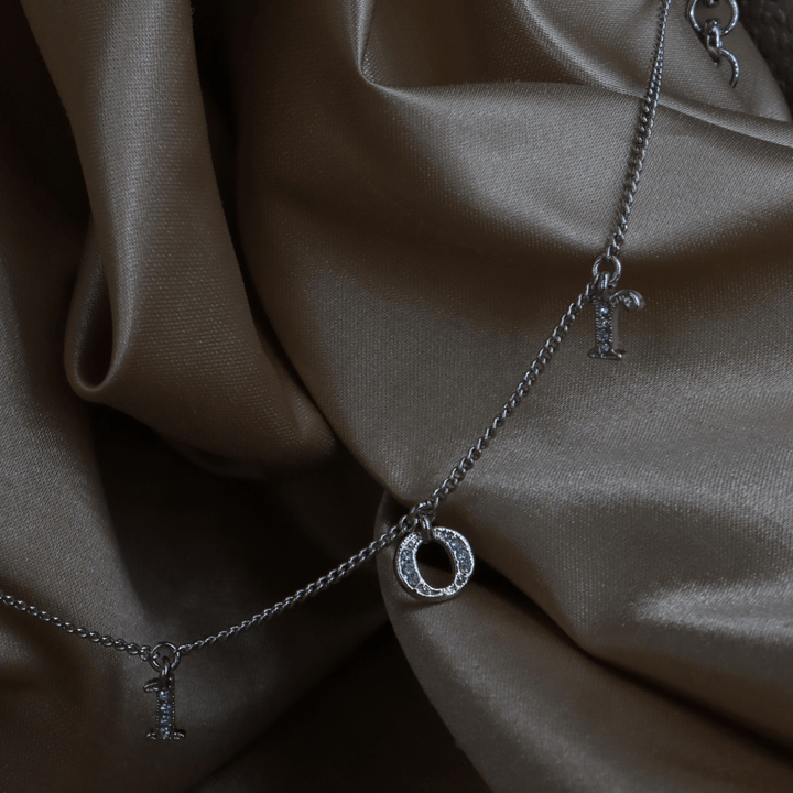 CHRISTIAN DIOR 閃石字母標誌銀鎖骨項鏈|2000年款 - Vintasy手鏈