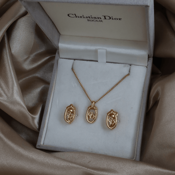 CHRISTIAN DIOR 經典金色CD標誌徽章項鏈+耳夾套裝 - Vintasy