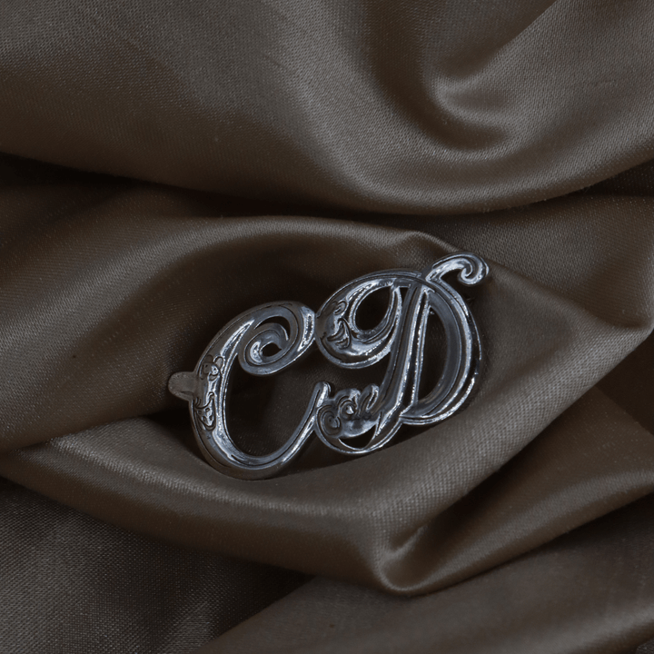 CHRISTIAN DIOR 復古銀色花紋草寫CD標誌胸針 - Vintasy