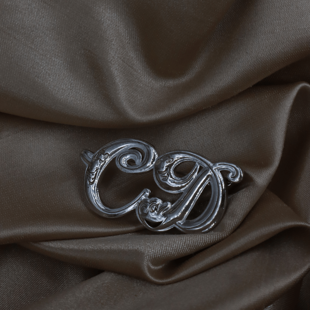 CHRISTIAN DIOR 復古銀色花紋草寫CD標誌胸針 - Vintasy