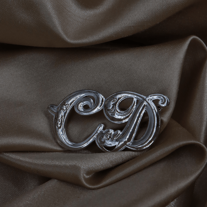 CHRISTIAN DIOR 復古銀色花紋草寫CD標誌胸針 - Vintasy