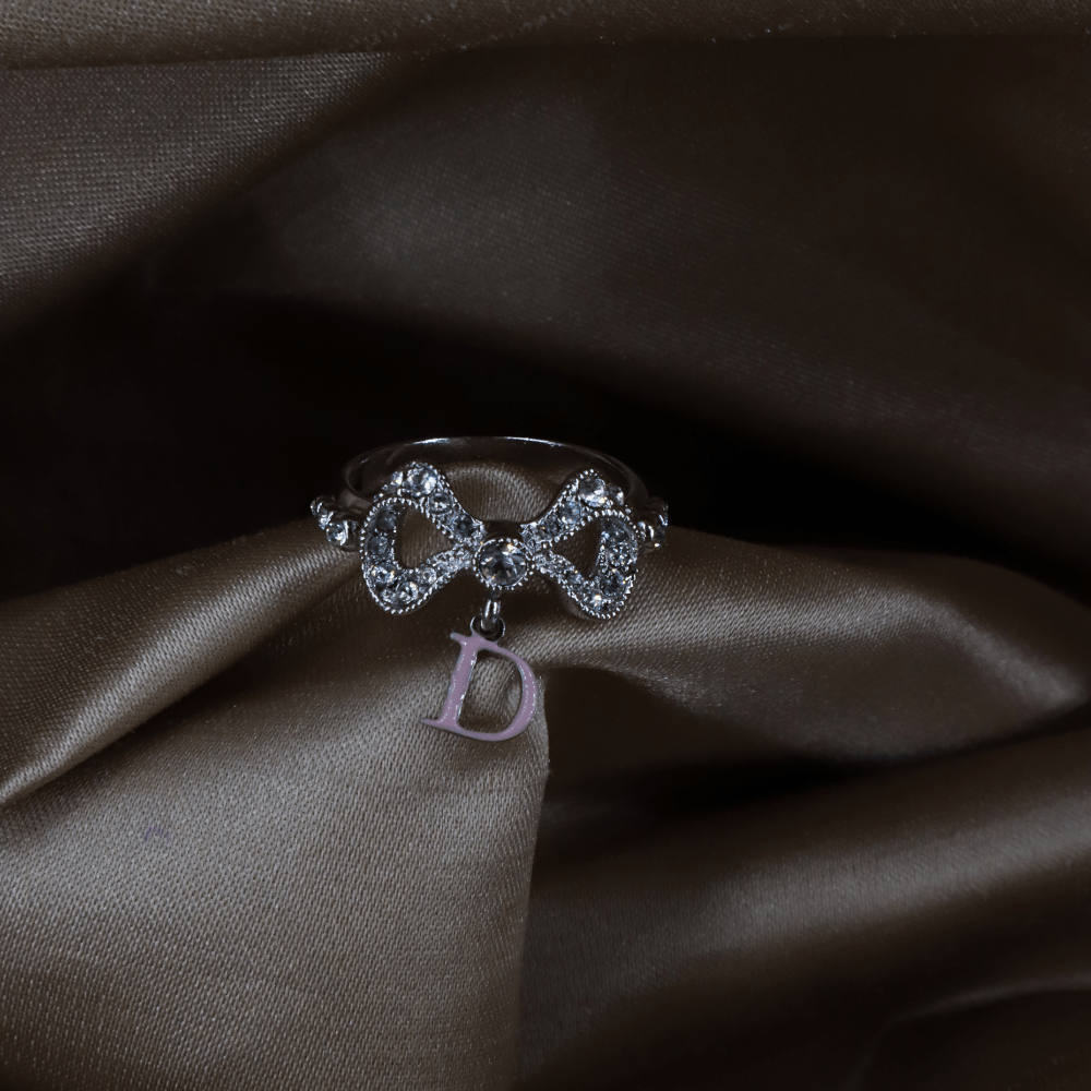 CHRISTIAN DIOR Dior 蝴蝶結鑲鑽 D 字吊牌戒指 - Vintasy