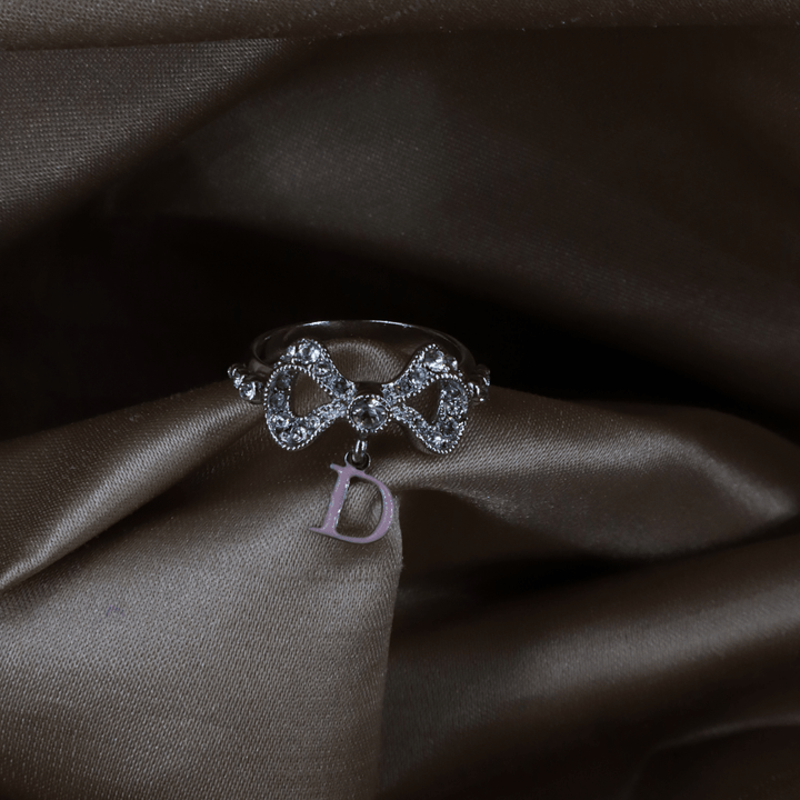 CHRISTIAN DIOR Dior 蝴蝶結鑲鑽 D 字吊牌戒指 - Vintasy