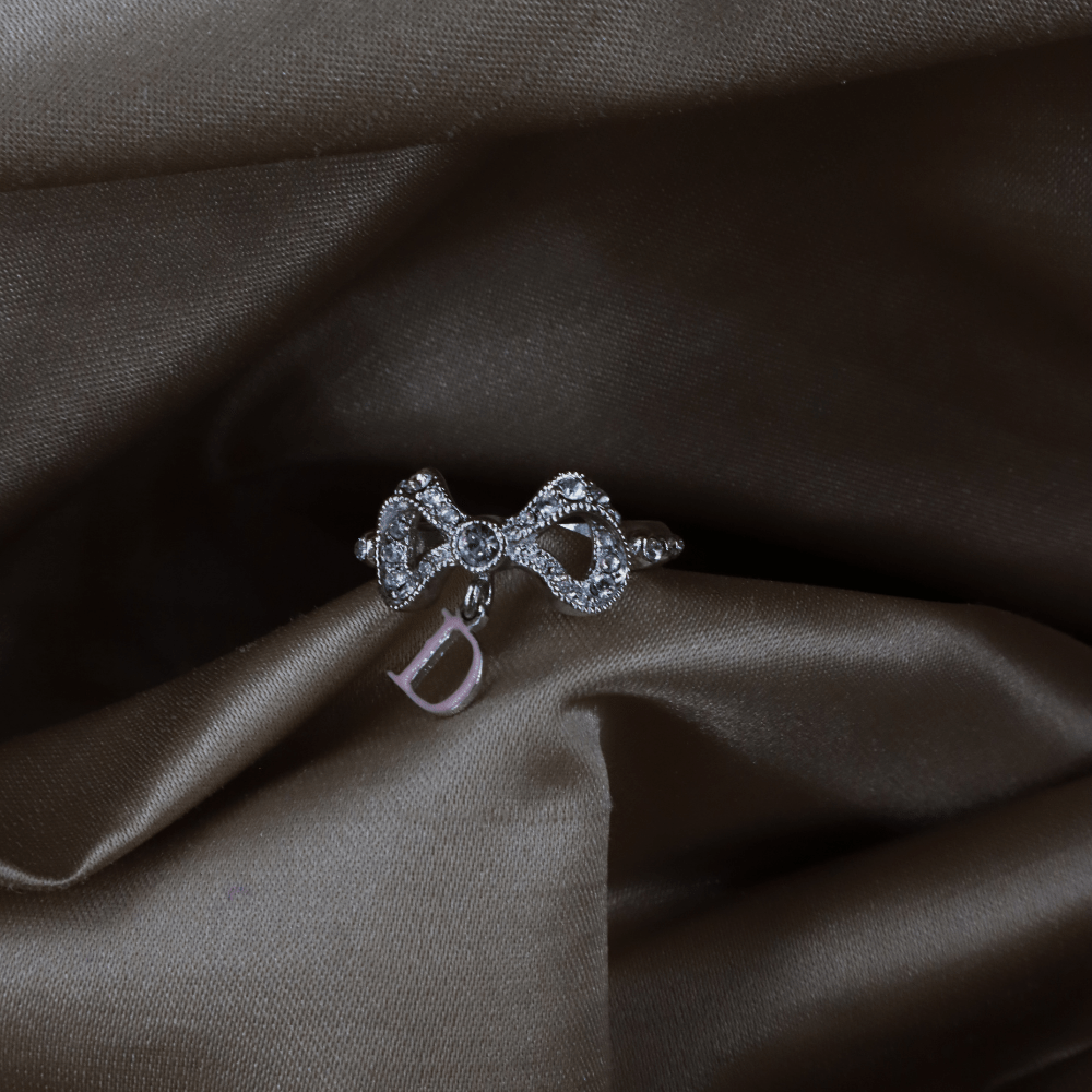 CHRISTIAN DIOR Dior 蝴蝶結鑲鑽 D 字吊牌戒指 - Vintasy