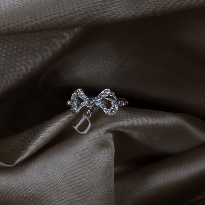 CHRISTIAN DIOR Dior 蝴蝶結鑲鑽 D 字吊牌戒指 - Vintasy