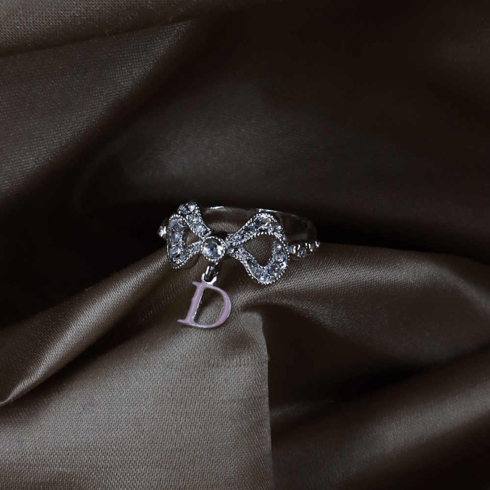 CHRISTIAN DIOR Dior 蝴蝶結鑲鑽 D 字吊牌戒指 - Vintasy