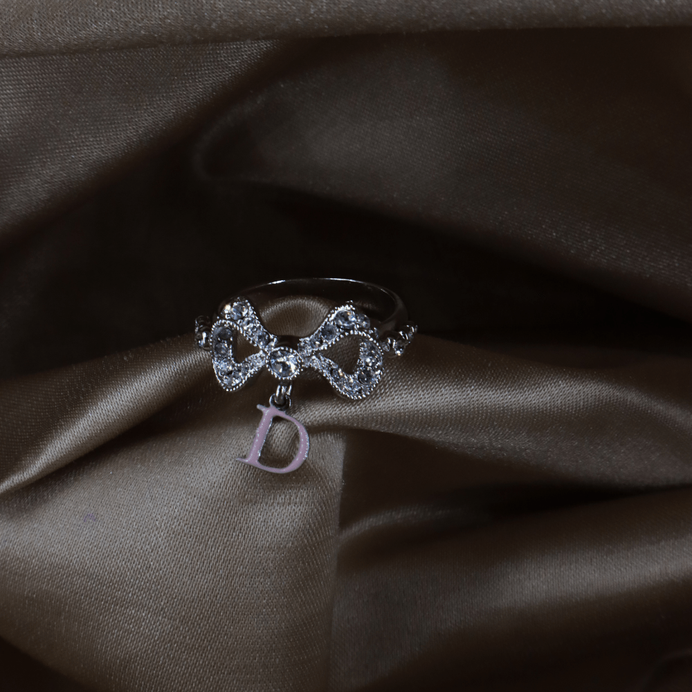CHRISTIAN DIOR Dior 蝴蝶結鑲鑽 D 字吊牌戒指 - Vintasy