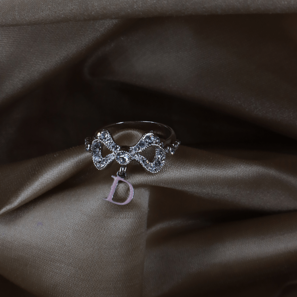 CHRISTIAN DIOR Dior 蝴蝶結鑲鑽 D 字吊牌戒指 - Vintasy