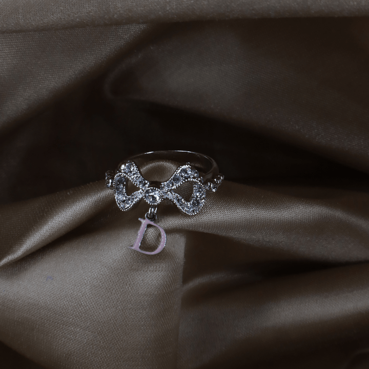 CHRISTIAN DIOR Dior 蝴蝶結鑲鑽 D 字吊牌戒指 - Vintasy