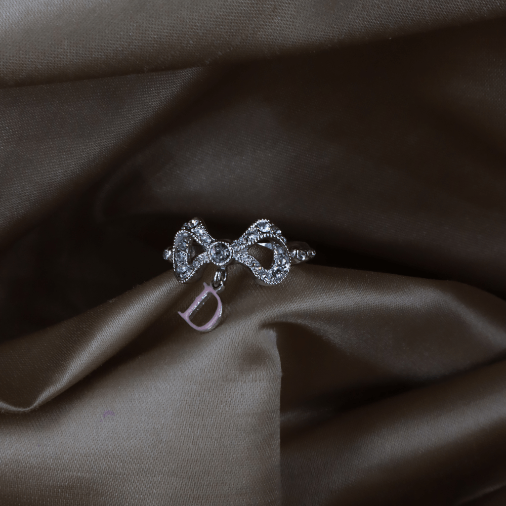 CHRISTIAN DIOR Dior 蝴蝶結鑲鑽 D 字吊牌戒指 - Vintasy