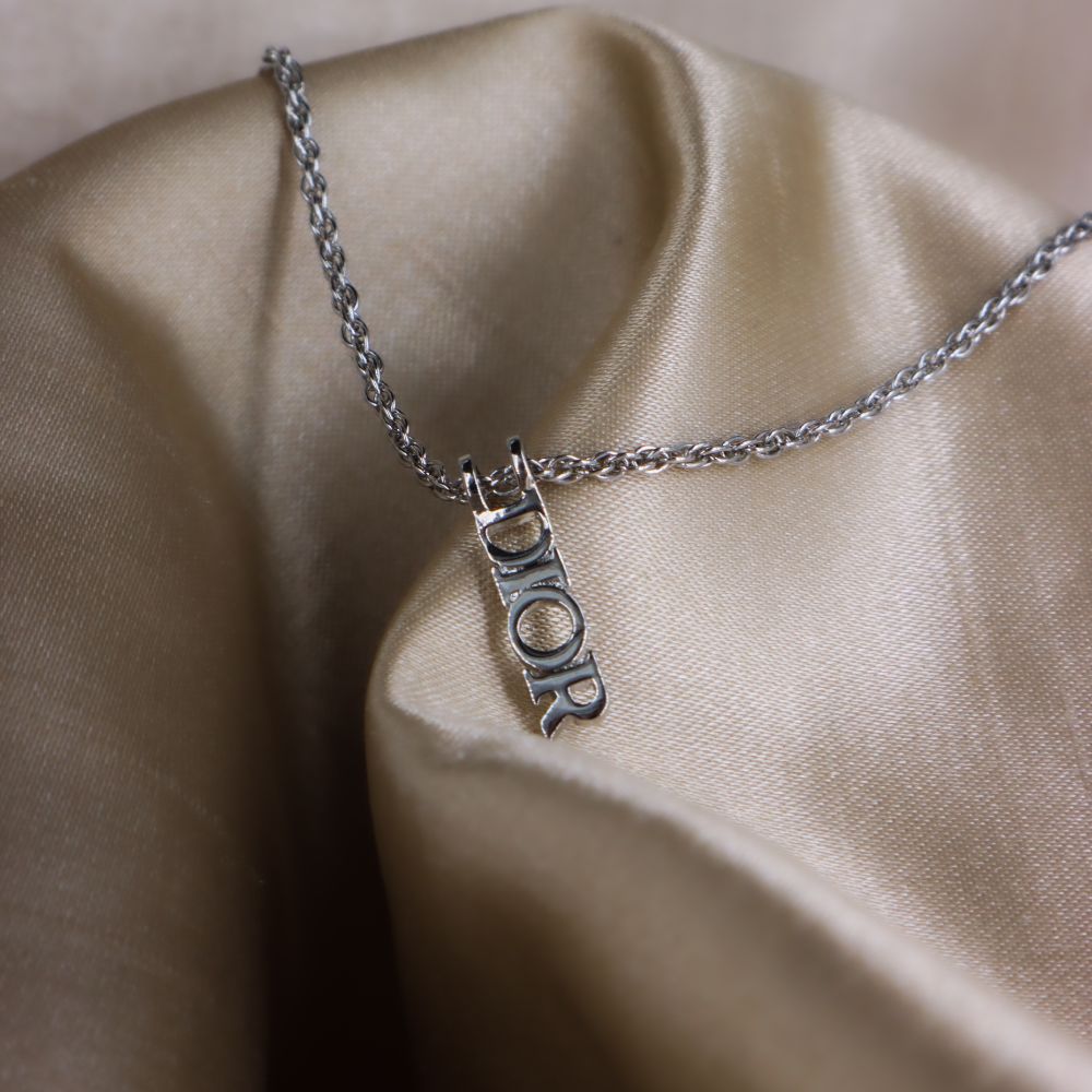 CHRISTIAN DIOR 簡約LOGO吊墜項鏈 - Vintasy項鏈