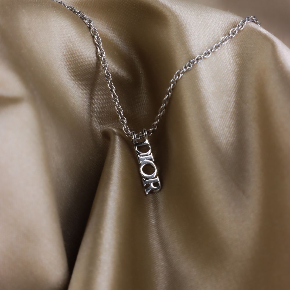 CHRISTIAN DIOR 簡約LOGO吊墜項鏈 - Vintasy項鏈