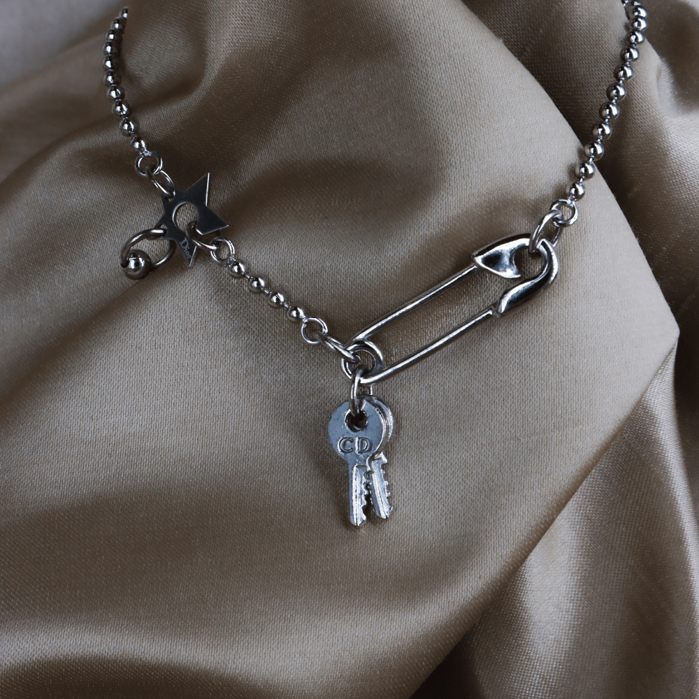 CHRISTIAN DIOR 扣針鑰匙吊墜手鏈 - Vintasy