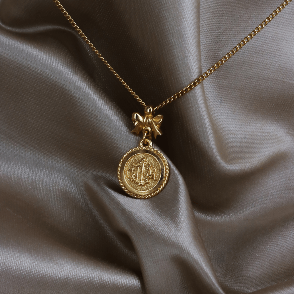 CHRISTIAN DIOR 絕版馬車硬幣蝴蝶結項鏈 - Vintasy