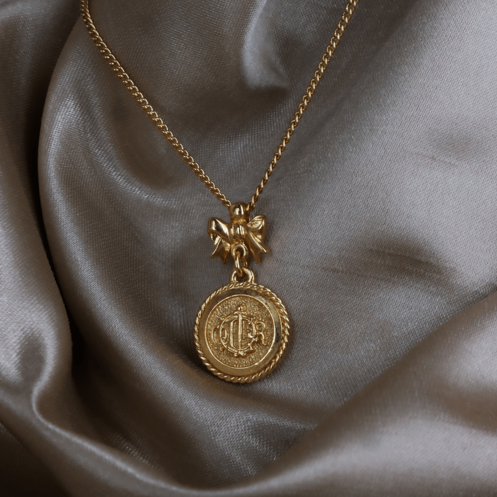 CHRISTIAN DIOR 絕版馬車硬幣蝴蝶結項鏈 - Vintasy
