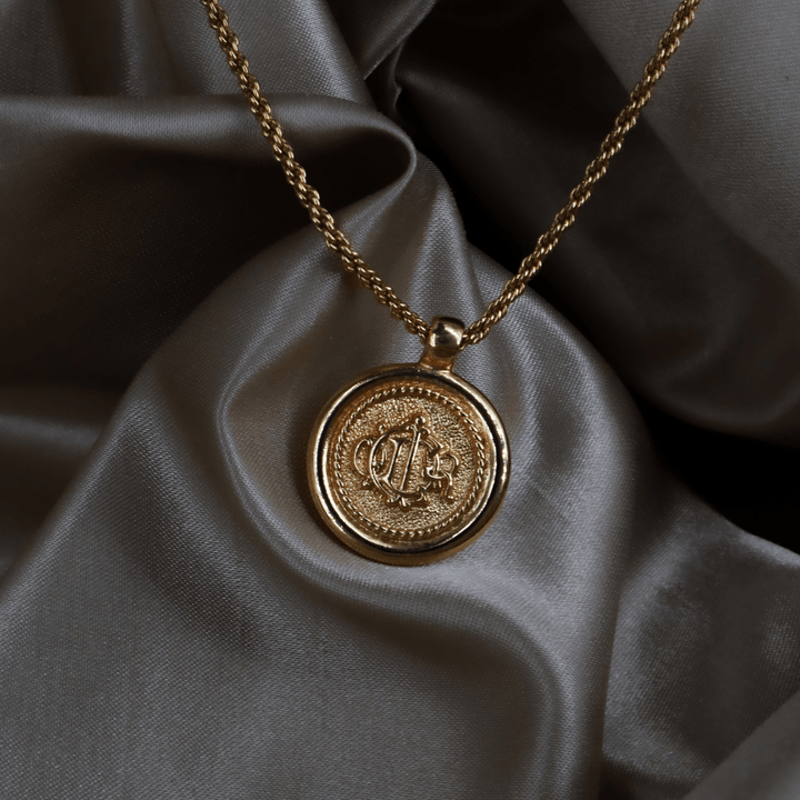 CHRISTIAN DIOR 絕版馬車硬幣項鏈 - Vintasy