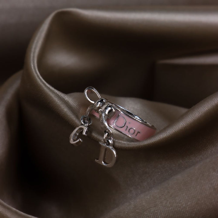 CHRISTIAN DIOR 粉紅蝴蝶結吊墜戒指 - Vintasy