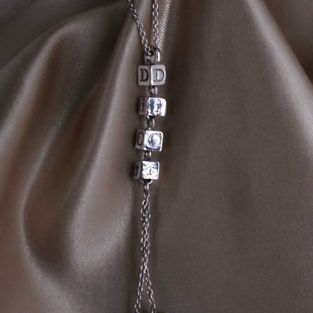 CHRISTIAN DIOR 骰子吊墜項鏈|附有節日限定塵袋 - Vintasy