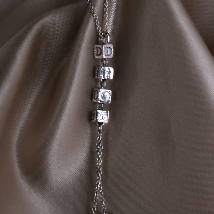 CHRISTIAN DIOR 骰子吊墜項鏈|附有節日限定塵袋 - Vintasy