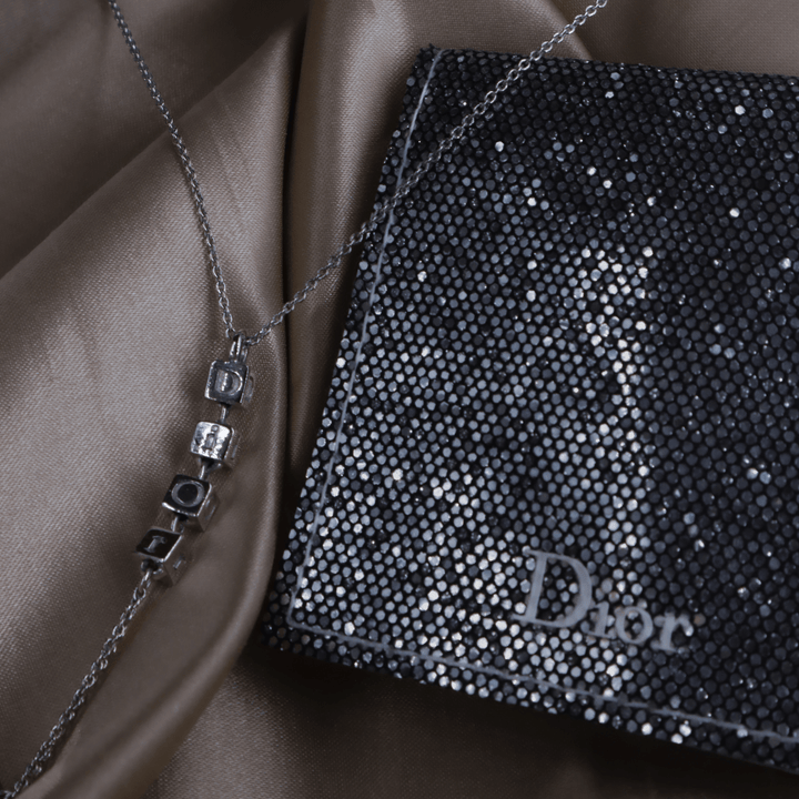 CHRISTIAN DIOR 骰子吊墜項鏈|附有節日限定塵袋 - Vintasy