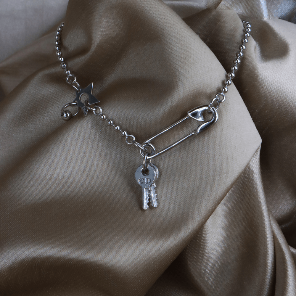 CHRISTIAN DIOR 扣針鑰匙吊墜手鏈 - Vintasy