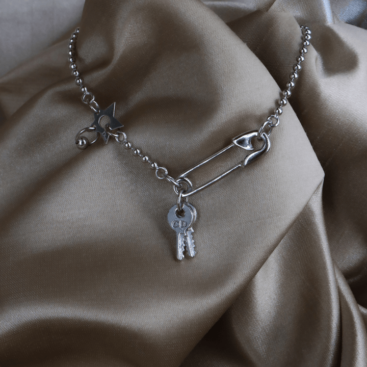 CHRISTIAN DIOR 扣針鑰匙吊墜手鏈 - Vintasy