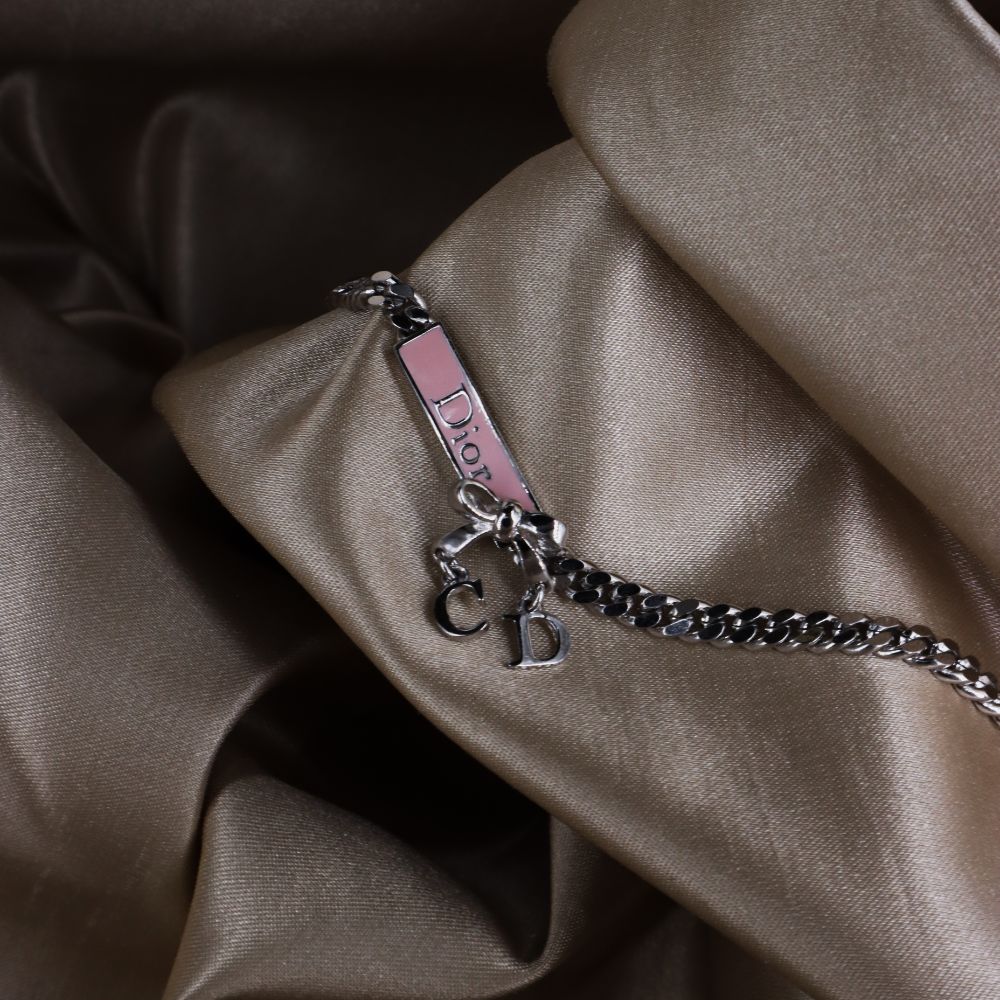 CHRISTIAN DIOR 粉紅蝴蝶結軍牌手鏈 - Vintasy