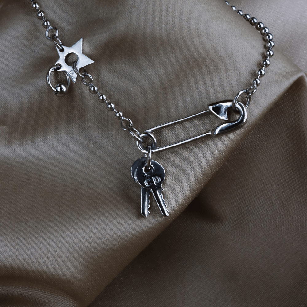 CHRISTIAN DIOR 扣針鑰匙吊墜手鏈 - Vintasy